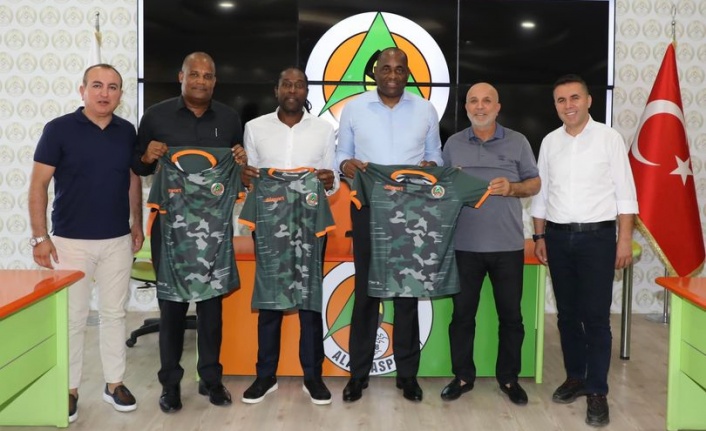 Dominika Başbakanı Skerrit Alanyaspor'u ziyaret etti