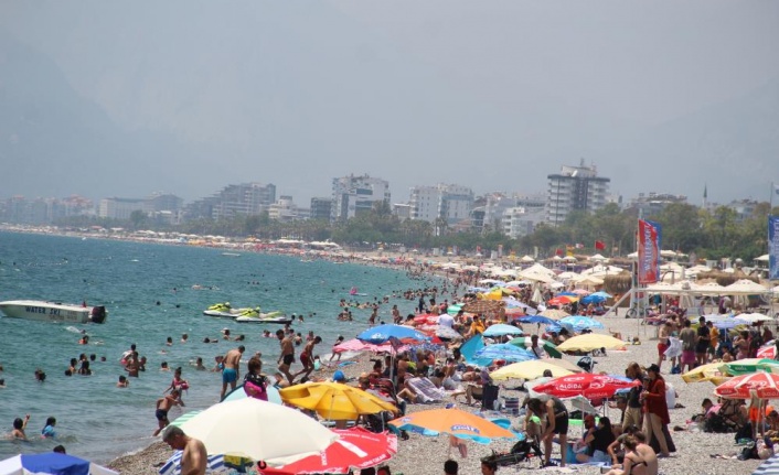 Dünyaca ünlü sahilde hafta sonu doldu taştı, yamaç paraşütçüleri yasak dinlemedi