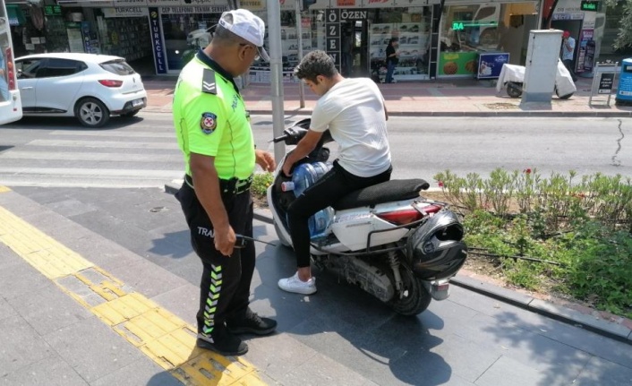 Ehliyetsiz ve kasksız olarak polise yakalandı, "9 aydır aynı işte ehliyetsiz çalışıyorum cezalar arka arkaya geldi" dedi