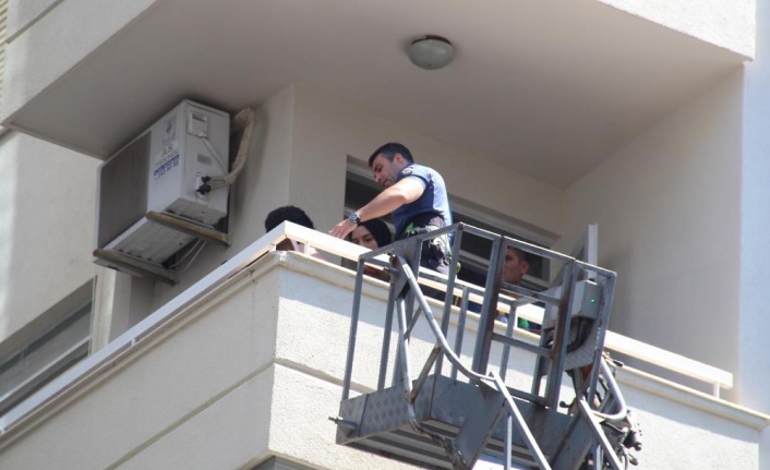Eşyalarını aşağı atıp, balkonda keyif yaptı, polisi ve itfaiyeyi alarma geçirdi