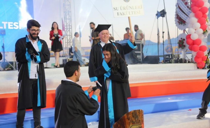 Fakülte birincisi genç kıza yaş kütüğüne plaket çakarken hayatının sürprizi