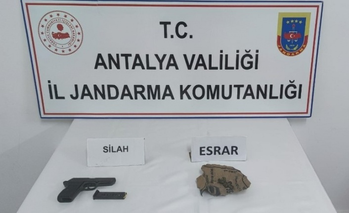 Gazipaşa'da şüpheli şahısların üzerinde ruhsatsız tabanca ve esrar bulundu