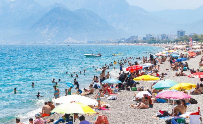 Gök gürültülü sağanak beklenen Antalya’da, güneşi gören sahile koştu