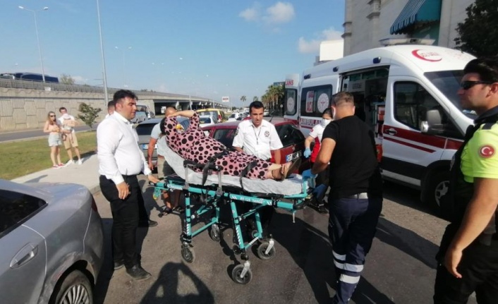 Hamile kadının kontrolünü kaybettiği araç park halindeki araçlara çarptı: 2 yaralı