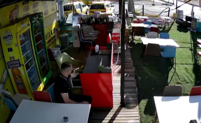 Hiçbir şey bulamayınca bozuk para kutusunu aldı