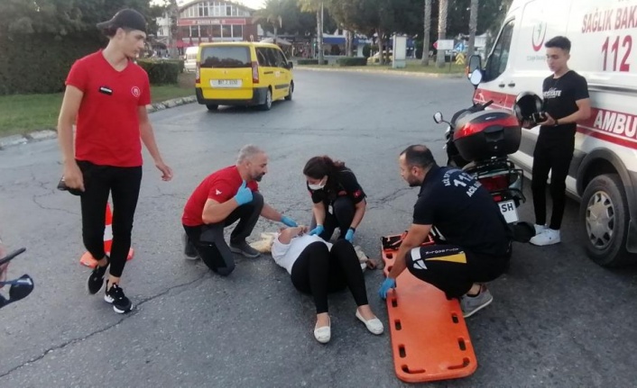 Kadın motosiklet sürücüsünü kaskı hayatta tuttu