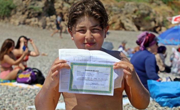 Karnesini alan denize koştu, dünyaca ünlü sahil çocuklarla doldu