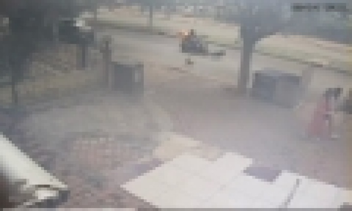 Kediden kaçan köpeğe motosiklet çarptı, o anlar kameraya yansıdı