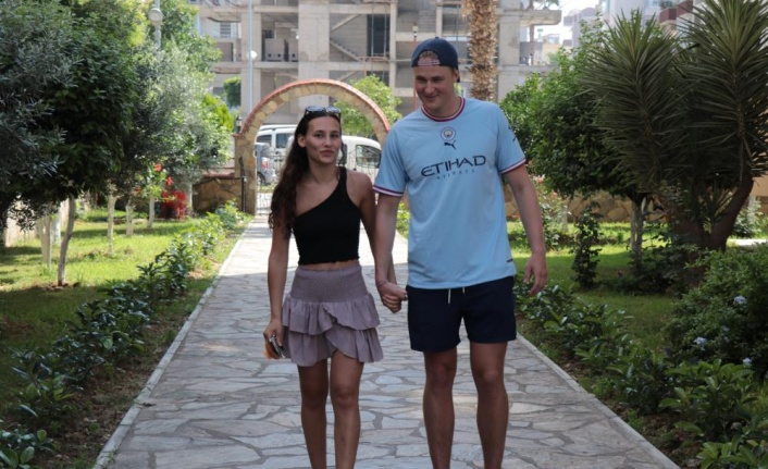 Kimlikle Türkiye'ye gelen ilk Norveçli tatilini Alanya’da yapıyor