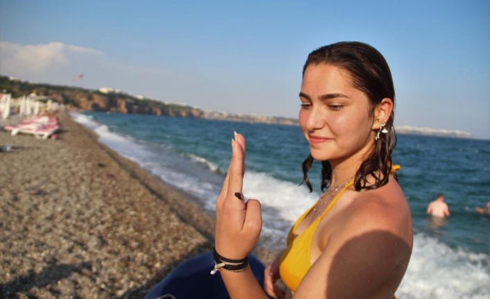 Konyaaltı Sahili’nde denize girenlerin üstüne zifti andıran bir madde yapıştı