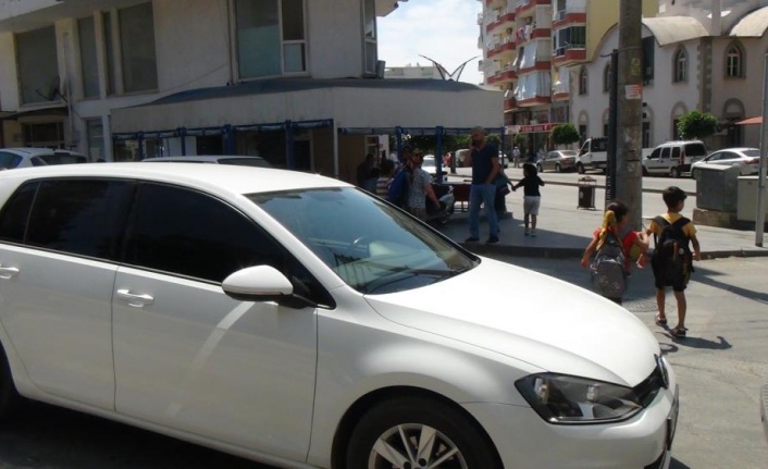 Müdürün okul çıkışı öğrencileri akan trafikte karşıya geçirme çabası