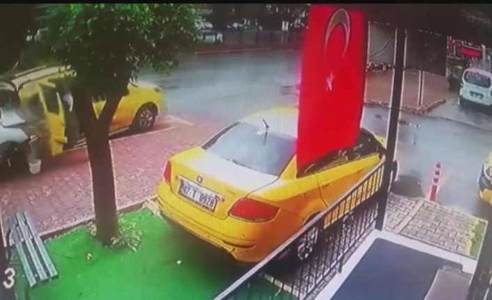 Park halindeki aracını temizlerken otomobilin çarptığı taksiciden acı haber geldi