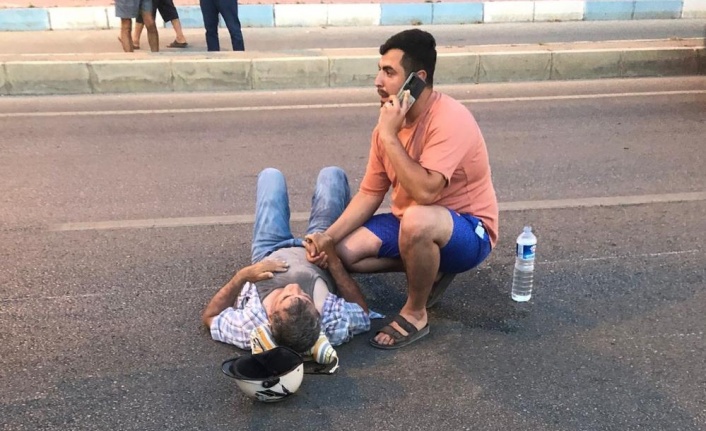 Sağlıkçıdan izinde vefa örneği, yaralıya müdahale etti, tişörtünü üzerine örttü