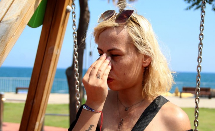 Salıncağa binen iki genç kız, 'çakmak' isteyen şahsa olmadığını söyleyince darp edildi