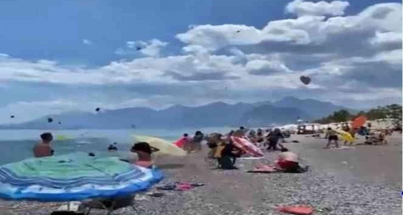 Şiddetli rüzgar sahildeki şemsiyeleri uçurdu