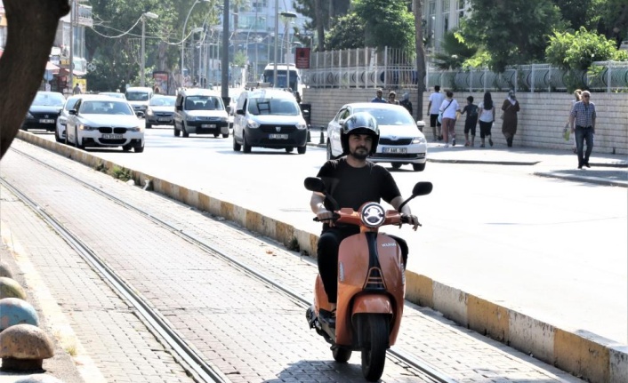 Tramvay yolunu ve kaldırımı kullanan scooter kullanıcılarına şok denetim