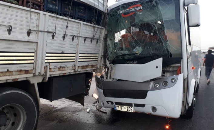 Tur midibüsü kamyona arkadan çarptı: 2’si Alman 3 turist yaralı