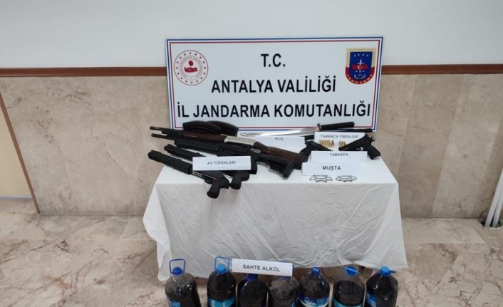Umuma açık 5 işletmede ruhsatsız 2 tabanca, 5 tüfek 1 samuray kılıcı,2 muşta ele geçirildi