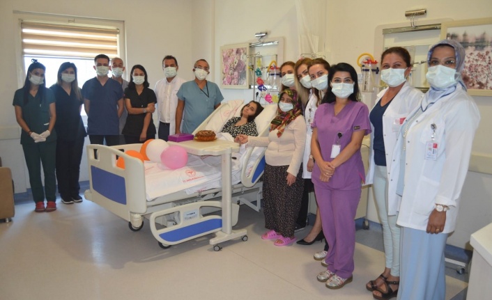 Yaşam mücadelesini kazanan İlknur yeni yaşını doktoru ve hemşireleri ile kutladı
