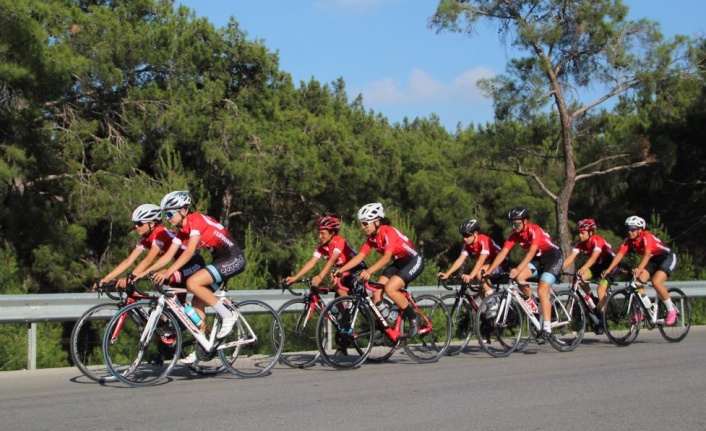 Yıldız Kızlar Bisiklet Milli Takımı, Antalya'da hazırlıklarını sürdürüyor