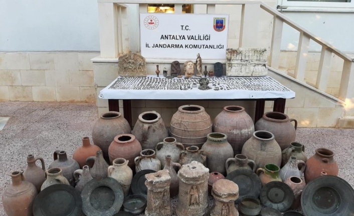 2 bin 713 parça kaçak tarihi eserle evini müzeye çevirdi, jandarmaya yakalandı