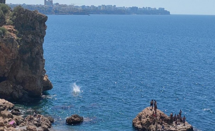 40 metreden denize atladı, kısa süreli baygınlık geçirip herkesi korkuttu