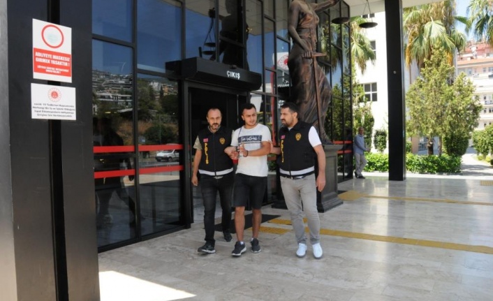 Alanya'da hırsızlık suçundan 24 yılla aranan firari yakalandı