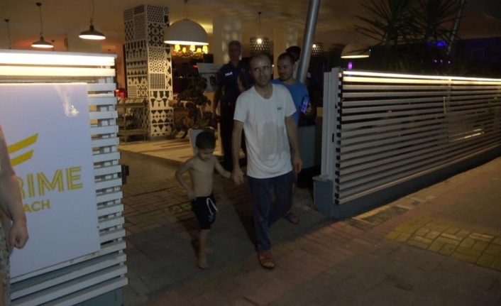 Alanya'da polisi karada ve denizde alarma geçiren minik Mehmet otelde bulundu