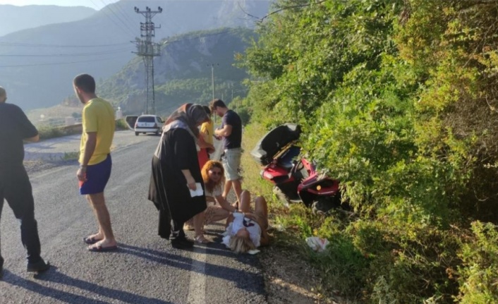 Alanya'da Rus turistler devrilen ATV aracının altında kaldı