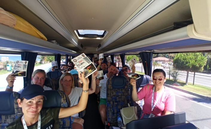 Alanya'da sürücülere ve yayalara broşürle uyarı