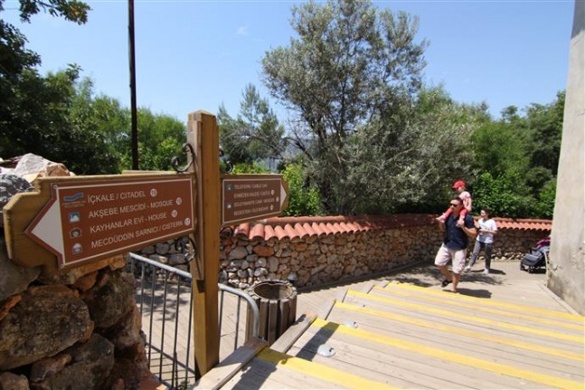 Alanya Kalesi gezi rotasındaki yönlendirme levhaları ve panolar yenilendi