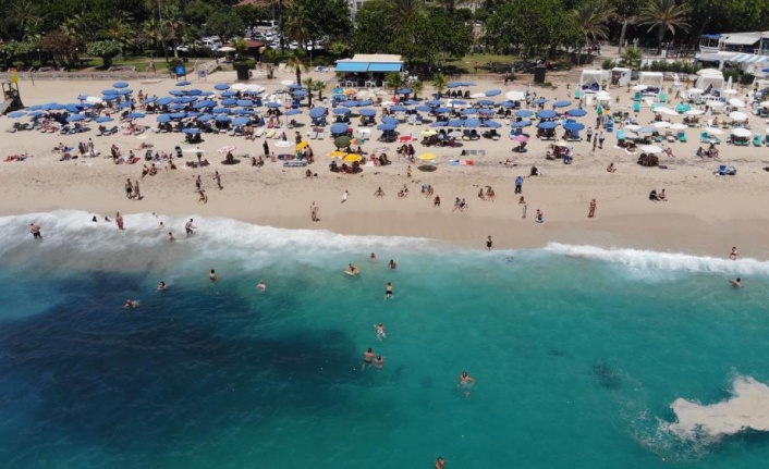 Alanya'nın plajlarında 39 derecede bayram yoğunluğu