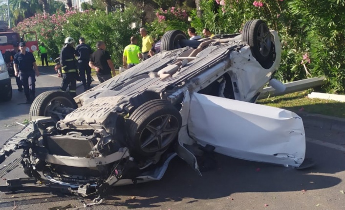 Alanya’da kaldırıma çarpan otomobil takla attı: 1 ölü 1 yaralı