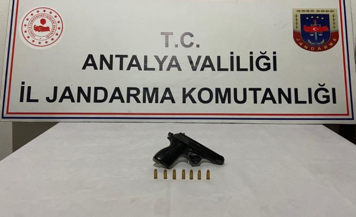 Antalya'da şüpheli şahsın aracında tabanca ele geçirildi