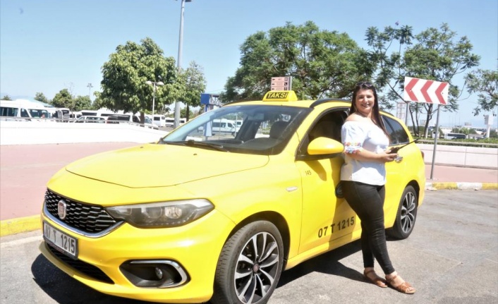 Antalya'nın yüksek lisanslı taksicisi Kübra kıskandırıyor