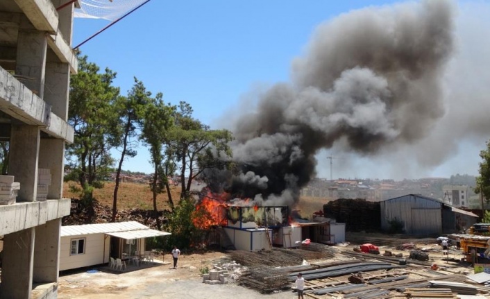 Antalya’da şantiye yatakhanesindeki korkutan yangın