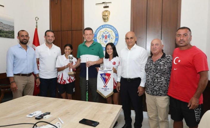 Avrupa Şampiyonu Alanya Yıldızları Hokey Takımı Kaymakam Ürkmezer'i ziyaret etti