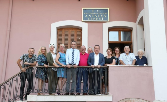 Başkan Böcek: "Antalya Lisesini yaşatmak mecburiyetindeyiz"