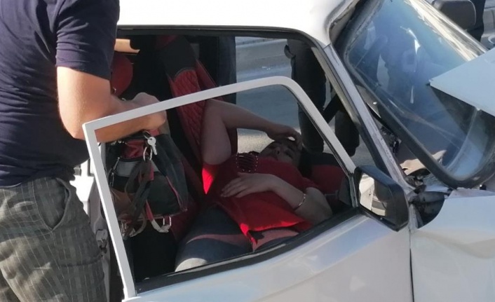 Çarpışmanın etkisiyle savrulan otomobil palmiye ağacına çarptı: 1 yaralı