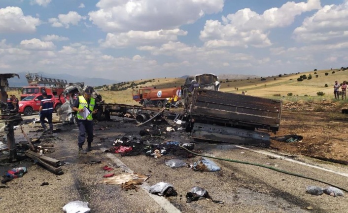 Çarpıştıktan sonra alev alan tır ve kamyon üç kişiye mezar oldu