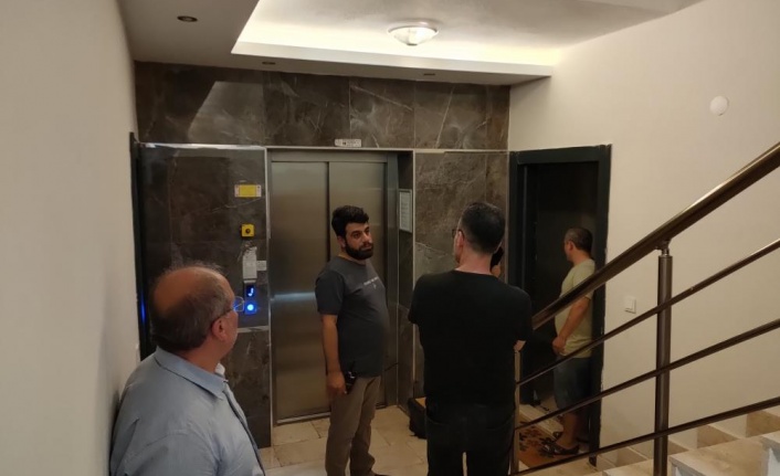 Ceset kokusu ihbarıyla girdiler, su baskını çıktı