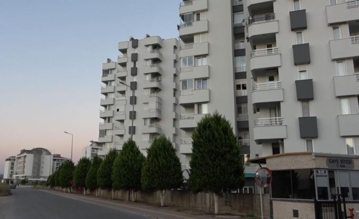 Çöp evde kilitli bulunan çocuk sosyal hizmetlere teslim edildi