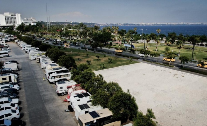 Denize otellerden daha yakınlar, turistleri bile kıskandırıyorlar