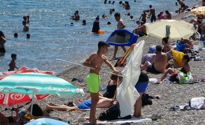 Dünyaca ünlü sahilde tatilcilerin plaj şemsiyeleri ile imtihanı