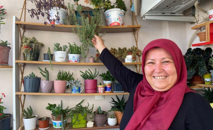 Evinin balkonuna yuva yapan kumrularla kurduğu ilişki yürekleri ısıtıyor