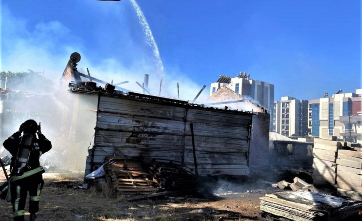 Gecekonduyu küle çeviren yangın ekipleri seferber etti