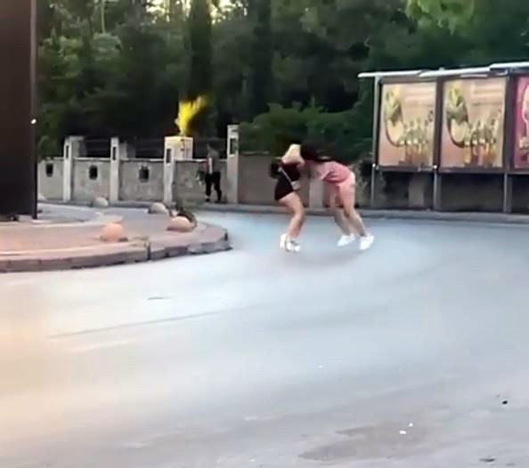 İki kadın cadde ortasında saç saça baş başa birbirine girdi