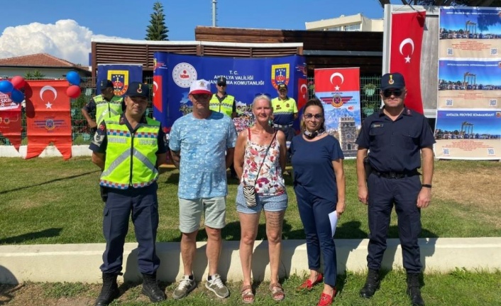 Jandarmadan turistlere 3 farklı dilde trafik farkındalık eğitimi