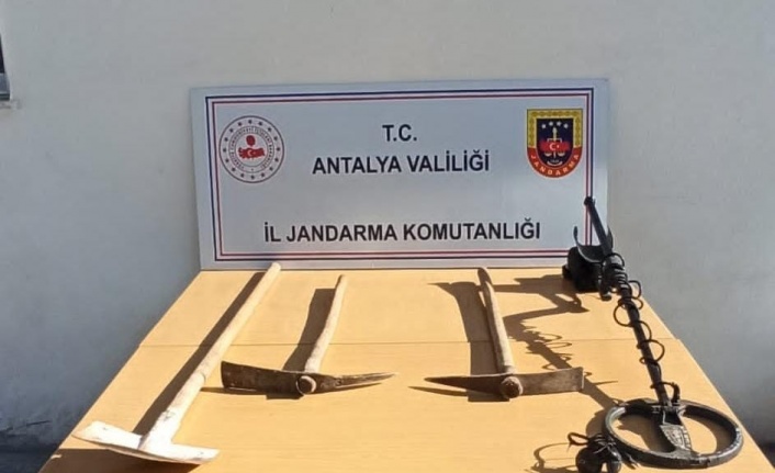 Kaçak kazı yapan şahıslar malzemelerle birlikte yakalandı