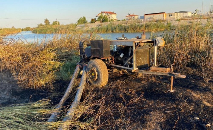 Kargılık alanda çıkan yangında vinç ve tarım aletleri yandı
